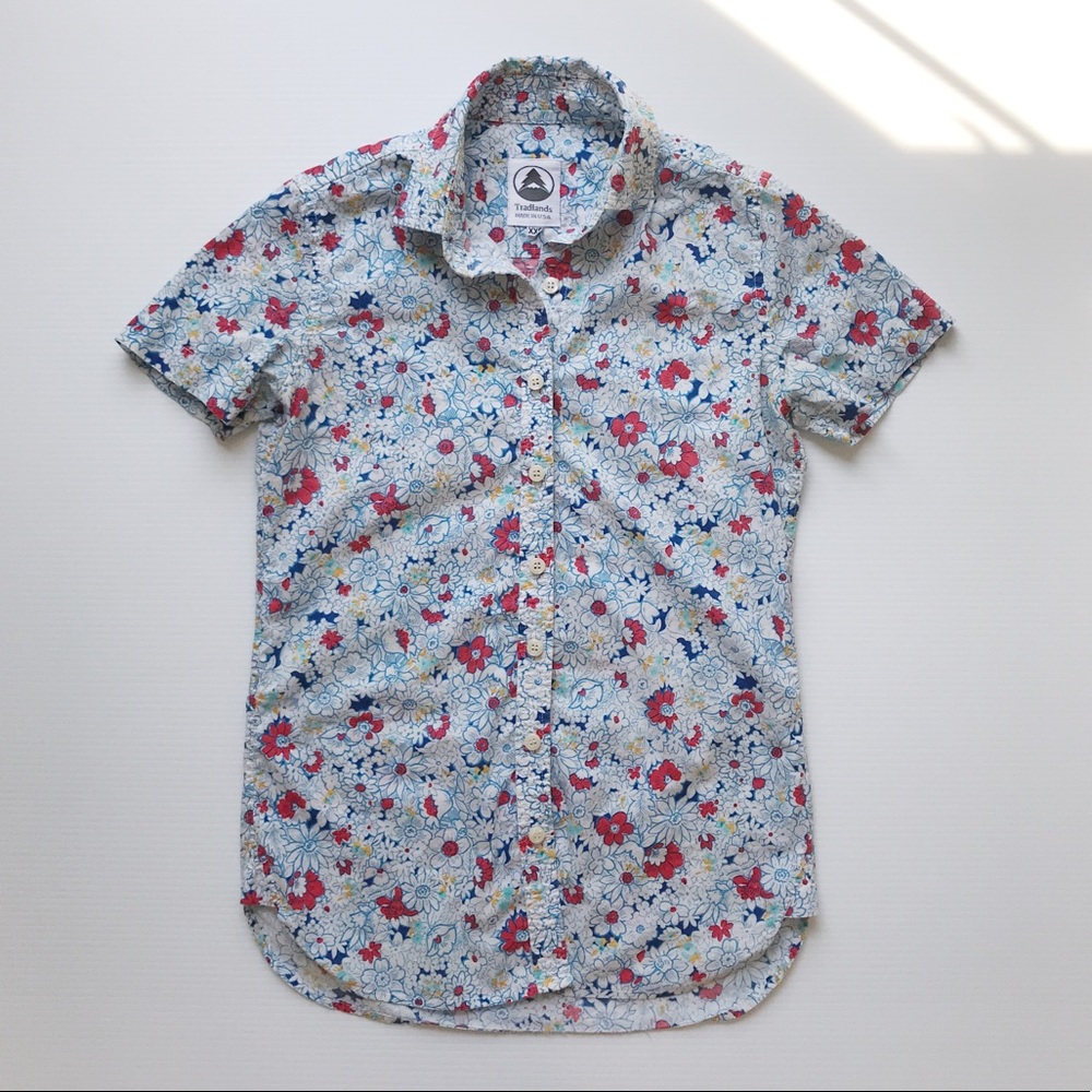 Tradlands Floral button up collard blouse shirt